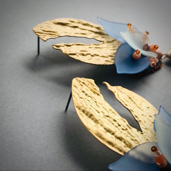 Earrings with floral pendant - Picture 4 of 17